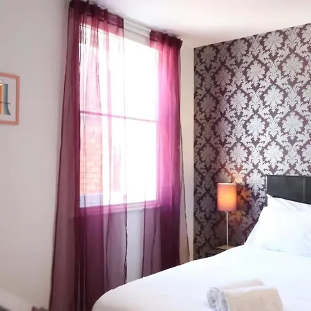 Stylish 2 Bed In Old Market Bristol